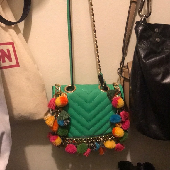 ALDO BRIGHT GREEN (WELIRI) TASSLE PURSE - Picture 2 of 3